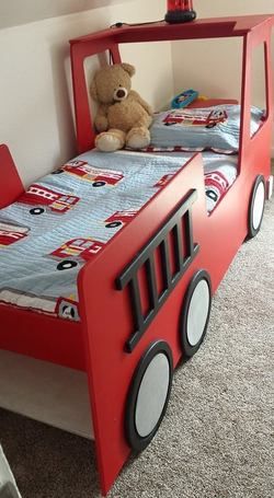 FireTruck Toddler Bed Fire Truck Bed, Firetruck Bed, Diy Kids Bed, Diy Toddler Bed, Toddler Bed Boy, Diy Pallets, Unique Furniture Design, Train Theme, Toddler Bedroom