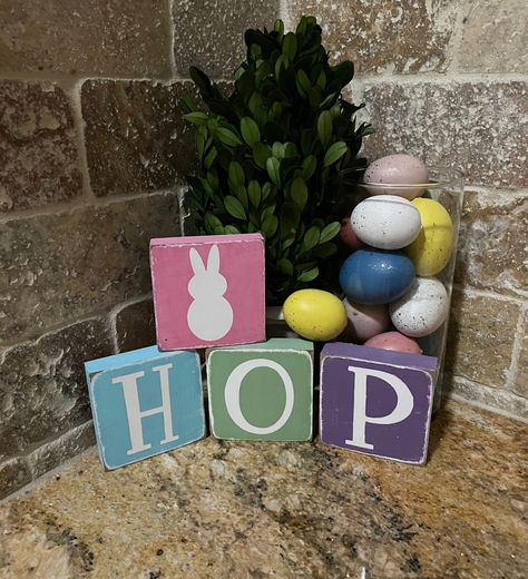 Easter Blocks, Easter Bunny Decor, Easter Wood Crafts, Wood Block Crafts, Easter Craft Decorations, Diy Ostern, Block Craft, Easter Bunny Decorations, Bunny Decor