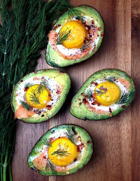 the perfect avo and eggs recipe for those mornings when you have a bit more time to sit down and enjoy breakfast. Stuffed Avocado, Menu Sarapan Sehat, Salmon Eggs, Overnight Oat, Avocado Hummus, Resep Diet, Diet Vegetarian, Healthy Muffins, Idee Pasto Sano