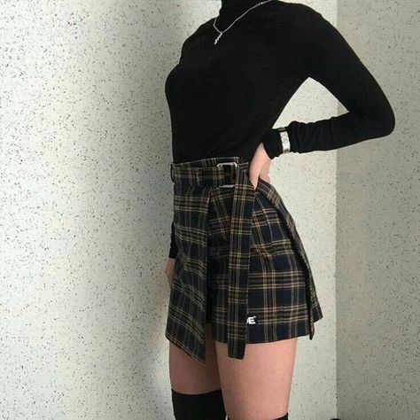 #Skirt: pinterestdeadelvino https://ift.tt/2JbDlg7 Mode Kawaii, Haine Diy, Mode Grunge, Peplum Tops, 90's Fashion, Street Fashion Photography, Outfit Trends, Ținută Casual, Heidi Klum