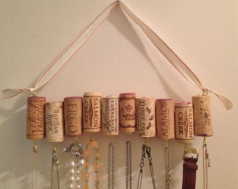 Wine Cork Necklace Rack Necklace Rack, Cork Necklace, Wine Cork Projects, Diy En Cuir, Cork Ideas, Cork Projects, Wood Craft Projects, Diy Jewelry Holder, Wine Craft