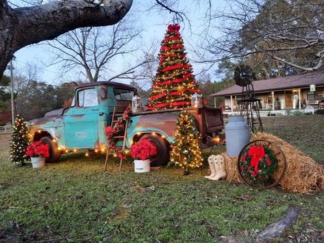 Old Trucks Decorated For Christmas, Christmas In America, Vintage Truck Christmas, Holiday Parades, Old Tractor, Christmas Tree Truck, 57 Chevy, Old Truck, Christmas Farm