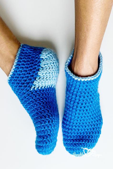 Create your own easy crochet socks with this free pattern. Perfect for beginners, these cozy socks will keep your feet warm in style. Crochet Sock Pattern Free, Easy Crochet Socks, Crochet Sock, Crochet Baby Socks, Crocheted Slippers, Easy Crochet Slippers, Slipper Pattern, Crochet Slipper, Crochet Socks Pattern