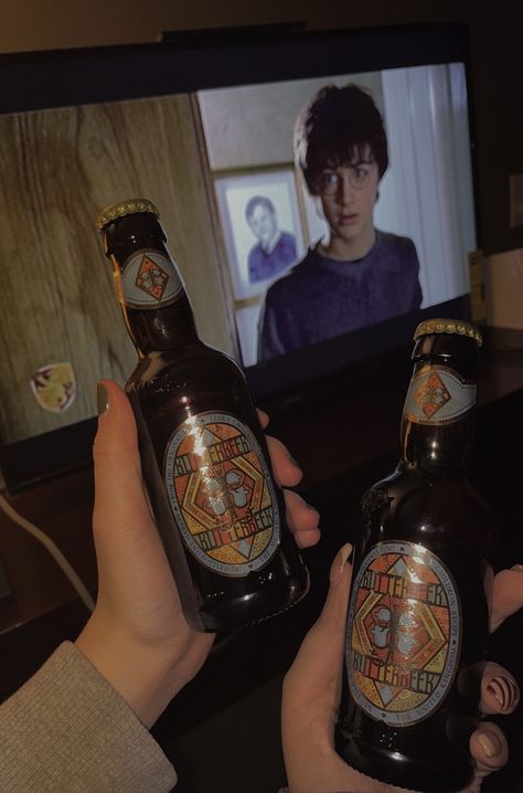 HARRY POTTER. #harrypotter #hp #harrypotterfan #potterhead #hogwarts #magic #wizard #witch #magical #butterbeer #besties #movies #movie #harrypotterfandom #fandom #cheers #drinks #foodie #food #tiktok #aesthetic #pins #foryou #trend #summer #fall #autumn Butterbeer Aesthetic, Food Tiktok, Harry Potter Food, The Burrow, Tiktok Aesthetic, Fall Bucket List, Harry Potter Aesthetic, Breakfast Tea, Foodie Food