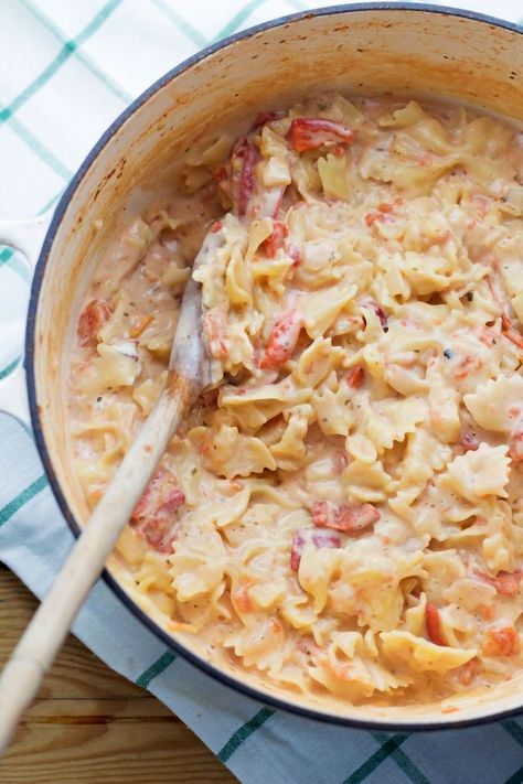 This Cheesy Roasted Red Pepper One Pot Pasta comes together in 20 minutes and is full of comforting cream cheese and the smoky flavour of roasted red peppers. Cream Cheese Pasta, Red Pepper Pasta, Roasted Red Pepper Pasta, Cream Pasta, Pepper Pasta, Vegetarian Pasta Recipes, Fettuccine Alfredo, One Pot Pasta, Vegetarian Pasta