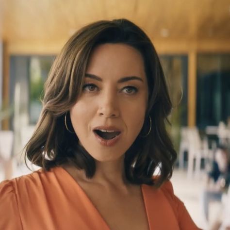 Aubrey Plaza Short Hair, Aubrey Plaza Aesthetic, Aubrey Plaza, Short Haircut, Short Hair With Bangs, Elizabeth Olsen, Real Beauty, Girl Crushes, White Hair