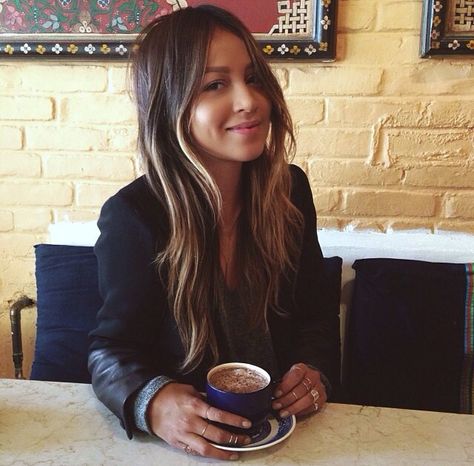 What a Beaut! Sincerely Jules Hair, Edgy Fall Outfits, Surf Hair, Sincerly Jules, Hair Color Caramel, Dark Hair With Highlights, Long Layered Haircuts, Sincerely Jules, Ombre Color