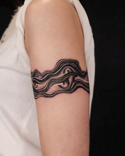 Abstract wrap around the arm tattoo by @daan.kim Wavy Arm Band Tattoo, Bicep Cuff Tattoo, Tattoos Around Scars, Bicep Band Tattoo, Geometric Armband Tattoo, Rose Tattoo Flash, Arm Cuff Tattoo, Arm Wrap Tattoo, Armband Tattoos For Men