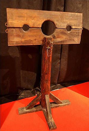 Medieval Zombie, Medieval Torture Devices, Torture Room, Medieval Halloween, Medieval Torture, Dungeon Room, Halloween Furniture, Medieval Party, Haunted Dollhouse