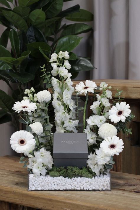 Hantaran Aesthetic, Box Hantaran Rustic, Idea Hantaran Tunang Simple, Hantaran Box Transparent, Duit Hantaran Gubahan, Hidden Box Hantaran, Bouquet Diy Gift, Wedding Gift Hampers, Wedding Platters