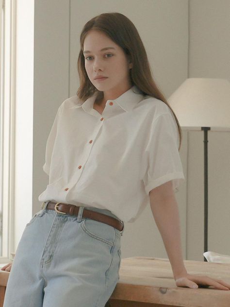 How To Style Short Sleeve Shirt, White Short Sleeve Blouse Outfit, White Short Sleeve Shirt Outfit, Button Down Shirt With Skirt, Short Sleeve Button Down Outfit, Short Sleeve Blouse Outfit, Button Up Shirt Outfit Women, Cropped Shirt Outfit, Gamine Essence