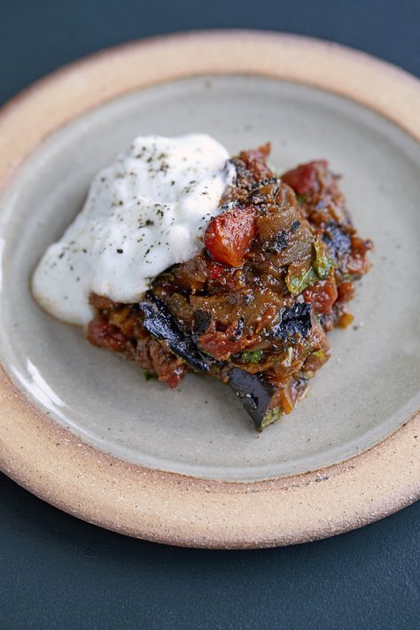 Vegetarian spiced aubergine and tomatoes with yogurt. This impressive aubergine/eggplant recipe from chef David Gingell is from Westerns Laundry Store Tomatoes, Parmesan Tomatoes, Pasta Fusilli, Baked Parmesan Tomatoes, Aubergine Recipe, Tomato Recipe, Tomato Dishes, Quick Vegetarian Meals, No Cook