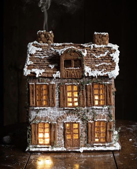 Graham Cracker House, Gingerbread House Designs, Gingerbread Village, Christmas Gingerbread Men, Beautiful Cottages, Christmas Gingerbread House, Christmas Time Is Here, Winter Vibes, Jingle All The Way