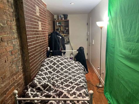 A man says he lives in one of New York City's smallest apartments for $950 a month. Take a look inside the 100-square-foot space. Mcgee Living Room, Small Nyc Apartment, Studio Mcgee Living Room, Harlem Apartment, Elegant Fall Decor, Rented Apartment, Small Apartment Sofa, Small Apartment Ideas, Space Saving Hacks