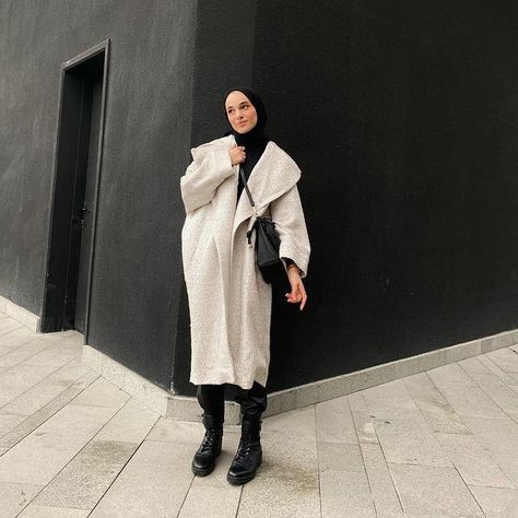 Coat Hijab Outfit, Hijabista Fashion, Korean Photo, Street Hijab Fashion, Hijabi Style, Beige Coat, Muslim Fashion Outfits, Hijab Outfit, Fashion Details