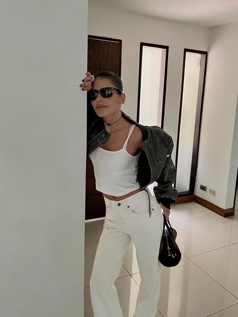 Cool Spring Outfits, Tank Top And Jeans, Top Spring Outfits, Jen Ceballos, Oversized White Shirt, Simple Tank Tops, Top And Jeans, Fresh Outfits, Tank Top Outfits