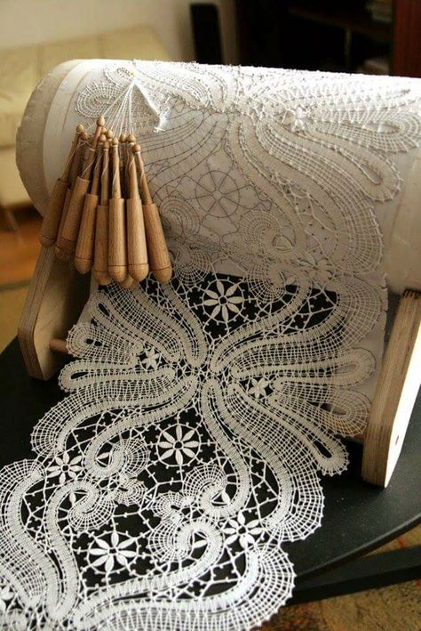 Bobbin Lace Tutorial, Col Crochet, Bobin Dantel, Lace Inspiration, Bobbin Lacemaking, Lace Pillow, Lace Crafts, Bobbin Lace Patterns, Blog Art