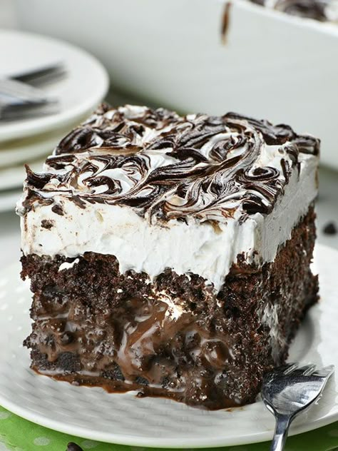 Marshmallow Ice Cream, Marshmallow Fudge, Chocolate Poke Cake, Chocolate Marshmallow, Poke Cake Recipes, Decadent Chocolate Cake, Poke Cakes, Fudge Cake, Cream Cakes