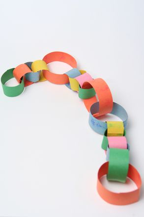 Activities: Make a Paper Chain   Love the idea:  Add links to track each book you read, or something you are thankful for! Friendship Chain Preschool, Kids Food Crafts, Preschool Colors, Paper Chains, Kids Pages, Classroom Art Projects, Preschool Arts And Crafts, Preschool Art Activities, Fine Motor Skills Activities