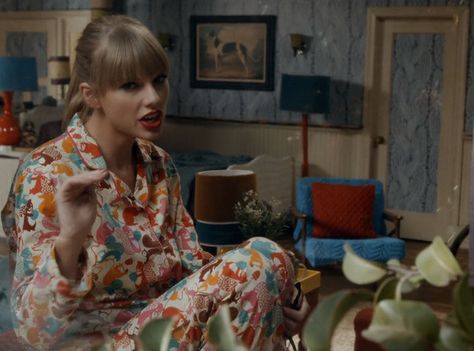 Taylor Swift – ‘We Are Never Ever Getting Back Together’ – Official Music Video Best Breakup Songs, Never Ever Getting Back Together, Friday Dance, Taylor Swift Youtube, Taylor Swift Music Videos, Breakup Songs, Music Playlists, Taylor Swift Music, Taylor Swift Red