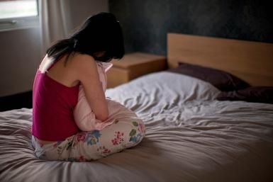 Woman hugging pillow on bed - Cultura RM/Leon Harris/Collection Mix: Subjects/Getty Images Low Blood Sugar Symptoms, Sugar Symptoms, Light Headed, Blood Sugar Symptoms, Blood Sugar Management, Low Blood Sugar, Warning Signs, Blood Sugar, Cosmopolitan