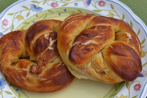 Making Miracles: #FoodieExtravaganza - Apple Cinnamon Pretzels with... Apple Cinnamon Pretzel, Cinnamon Pretzel, Caramel Dipping Sauce, Pumpkin Pretzels, Cinnamon Pretzels, Pretzel Dough, Caramel Dip, Creamy Caramel, Soft Pretzels