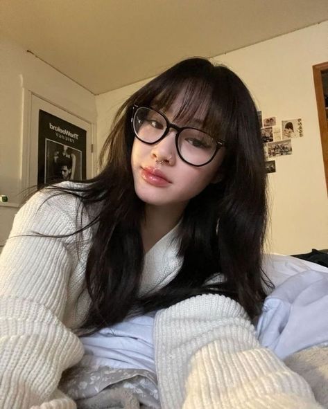 Glasses For Asian Women, Ulzzang Glasses, Asian Glasses, Korean Glasses, Bangs And Glasses, Glasses Inspiration, 일본 패션, Glasses Makeup, Haircuts Straight Hair