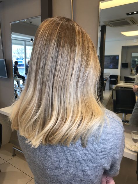 Blonde Short Hair With Highlights, Mid Length Blonde Hair With Layers, Subtle Blonde Balayage, Blonde Mid Length Hair, Mid Length Blonde Hair, Balyage Blonde, Golden Brown Hair Color, Blonde Layered Hair, Golden Brown Hair