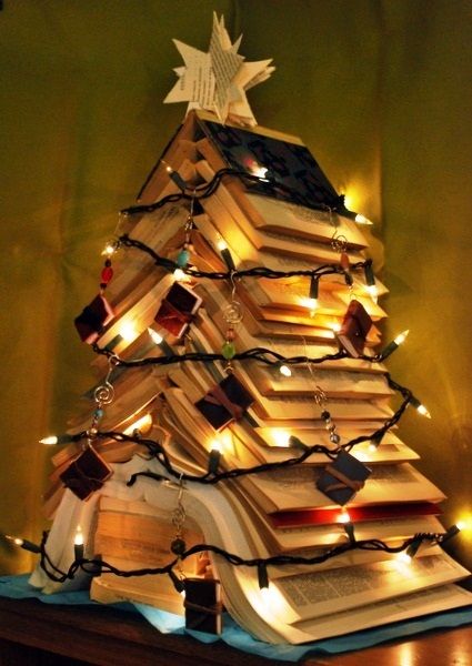 I just wanna load my house with holiday décor but it's already full of books so we can just turn the books into décor, it's fine. Here go! Bookish decor. Christmas Tree Made Of Books, Book Christmas Tree, Book Tree, Creative Christmas Trees, Navidad Diy, Noel Christmas, Christmas Books, Yule, Book Crafts