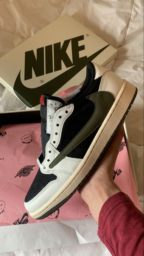 J1 Travis Scott, Travis Shoes, Shoes Wishlist, Sneakers Jordan, Ootd Women, Jordan Shoes Retro, Shoe Wishlist, Shoes Retro, Shoe Inspo