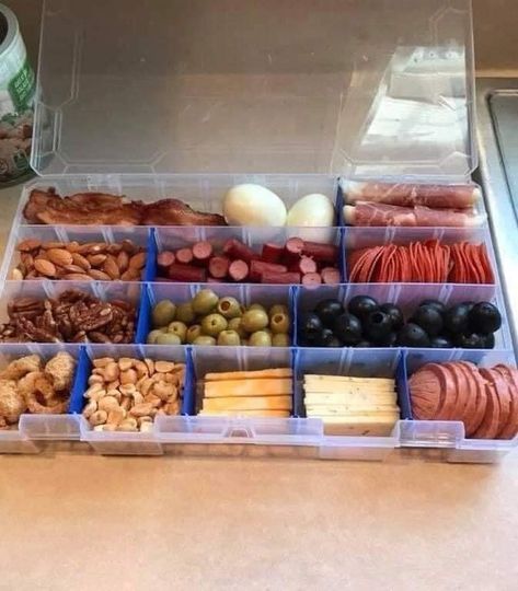 Lake Snacks, Boat Snacks, Keto Diet Side Effects, Snackle Box, Plateau Charcuterie, Entertaining Food, Camping Snacks, Snack Organizer, Travel Snacks