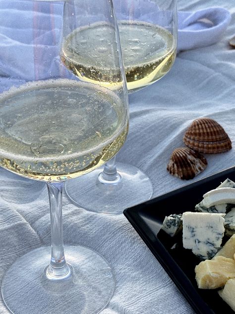 Sea mar aesthetic proseco Drinks At The Beach Aesthetic, Sparkling Wine Aesthetic, Wine Beach Aesthetic, Luxury Beach Aesthetic, Prosecco Aesthetic, Summer Wine Aesthetic, Beach Birthday Aesthetic, Money Rich, Dream Summer