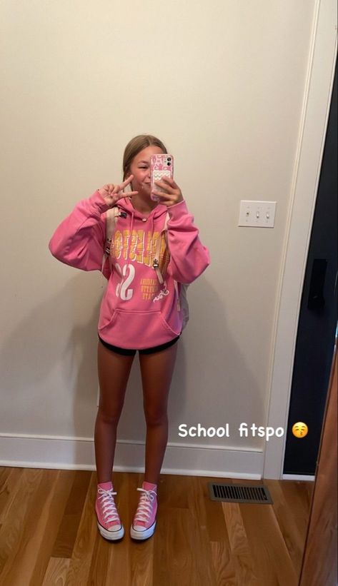 A Mirror Selfie, Simple Outfits For School, 30 Outfits, Fashion Fails, Photos Of People, Preppy Summer Outfits, Hilarious Photos, Outfit Inspo Summer, Casual Preppy Outfits