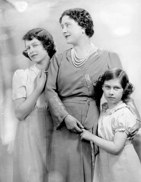 Queen Elizabeth, Princess Elizabeth and Princess Margaret. Queen Elizabeth 1, Queen Mum, Rainha Elizabeth Ii, English Royal Family, Hm The Queen, English Royalty, Royal Family England, British Royal Families, Elisabeth Ii