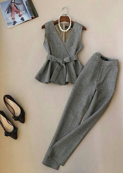 Formal Pants Women Outfit, Pant Sets For Women, Top And Pants Outfit, Design Moda, Chique Outfits, Woman Suit Fashion, Trendy Fashion Tops, Top And Pants Set, Classy Work Outfits