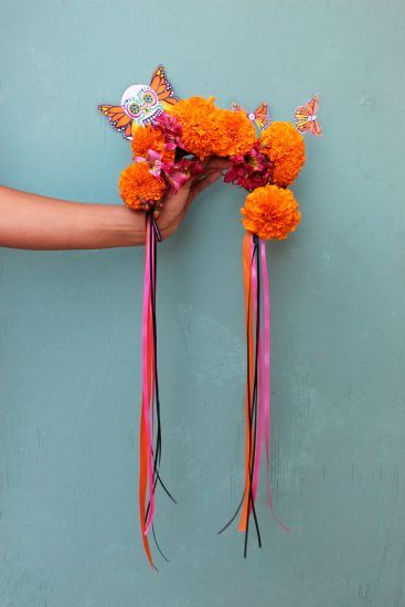 Mexican Halloween Costume, Diy Day Of The Dead, Festival Flower Crown, Halloween Crown, Diy Boutonniere, Dia De Los Muertos Decorations Ideas, Crown Diy, Diy Flower Crown, Kid Friendly Halloween