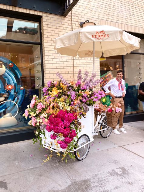 Flower Bicycle, Grace Flower, Flower Bike, Street Drawing, Valentine's Day Events, Flower Props, Bar Casa, Tulip Farm, Bike Cart