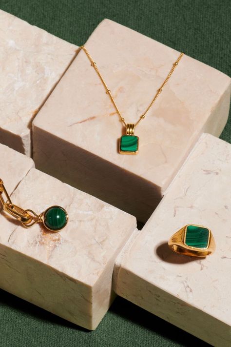 Green Jewellery Aesthetic, Emerald Jewelry Photography, Gemstone Photoshoot, Green Jewelry Aesthetic, Malachite Jewelry Ring, Ring Photoshoot, Aesthetic Crystals, Jewellery Photoshoot, Jewelry Shoot