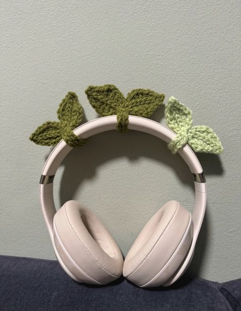 The crochet headphone sprouts are made with acrylic yarn or coton yarn. if you want a different color send me a message or dm me on instagram @timefor_crochet Headset Crochet, Crochet Sprout Headphones, Crochet Headphone Cover, Crochet Acrylic Yarn, Headphone Accessories, Crochet Art, Crochet Accessories, Crocheted Item, Crochet Ideas