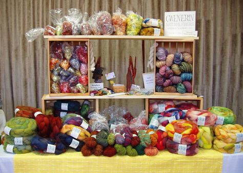 Second time I saw this photo. I started buying crates for a craft fair and I like the way this was set up. Don't have to buy as many crates. Yarn Display Ideas, Trade Fair Booth, Craft Fair Ideas To Sell, Craft Table Display, Craft Stall Display, Craft Fair Table, Yarn Display, Craft Show Booths, Festival Booth