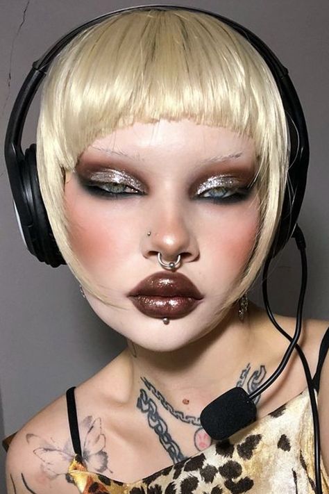 selfie of a beautiful woman with an edgy, punk makeup look and punk hairstyle Punk Makeup Looks, Drag Make-up, Punk Makeup, Swag Makeup, Alternative Makeup, Dope Makeup, Edgy Makeup, Bold Makeup, Goth Makeup