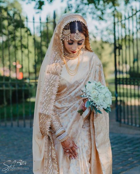 Nikkah Saree Bridal Fashion, Bangladeshi Bridal Look, Simple Nikkah Bride, Bengali Nikkah, Nikkah Saree, White Nikkah Dress, Bangladeshi Wedding, Bengali Fashion, Hijabi Brides