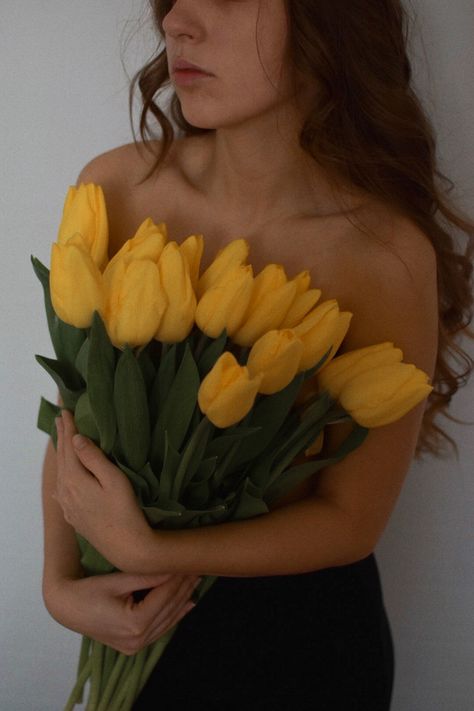 Tulips Spring, Photo Pinterest, Flower Blooming, Spring Photoshoot, Photography Posing Guide, Posing Guide, Yellow Tulips, Diy Photography, Tulips Flowers