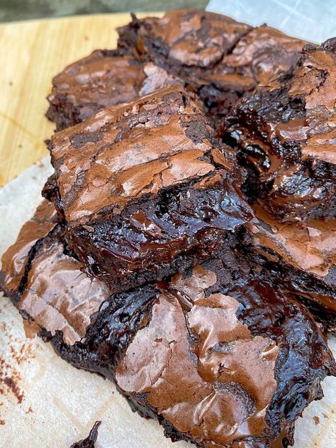 Lava Brownies Molten, Reeses Lava Brownie, Viennese Table Desserts Party Ideas, Best Gooey Brownie Recipe, Salty Dessert Recipes, Molten Lava Brownies, Summer Recipes Baking, Chocolate Lava Brownie Cookies, Fall Brownies Recipes