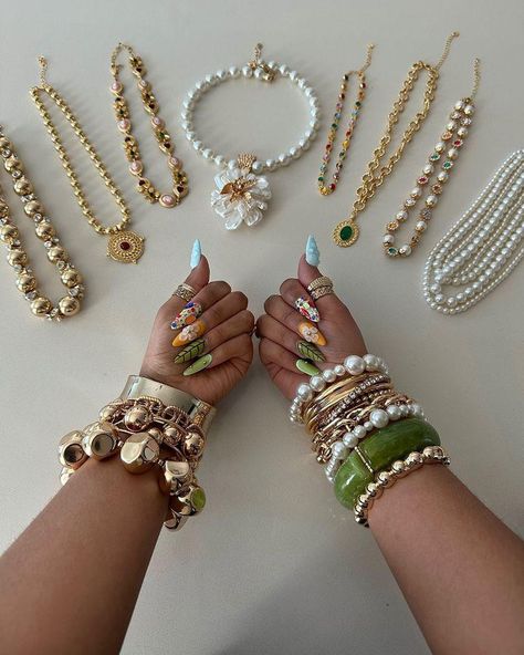 Jewelry Shopping Aesthetic, Jewelry Maximalist, Jewelry Gold Bracelet, Maximalist Jewelry, Nailinspo Nailart, Xoxo Jewelry, Jewelry Stack, Dope Jewelry Accessories, Maximalist Style