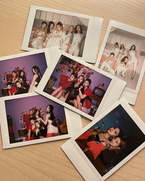 Polaroid Room, Itzy Wallpaper, Aesthetic Lockscreens, Wallpaper Pc, Kpop Wallpaper, Kpop Groups, Instagram Update, Lock Screen Wallpaper, Art Lessons