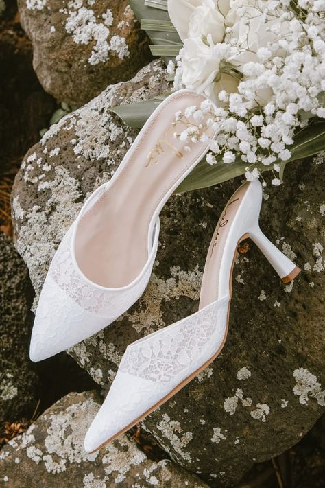 Simple Bridal Shoes, Floral Bridal Shoes, White Mules Heels, Wedding Dresses Elegant Classy, White Lace Heels, Weddings Shoes, Heels Classy Elegant, White Stiletto Heels, Mule Pumps