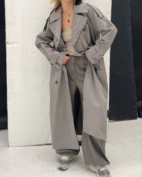 Long Grey Trench Coat Outfit, Light Grey Trench Coat Outfit, Trench Coat Ideas, Grey Trench Coat Outfit, Oversized Trench Coat Outfits, Denim Coat Outfit, Hoodie Trench Coat, Beige Trench Coat Outfit, Grey Coat Outfit