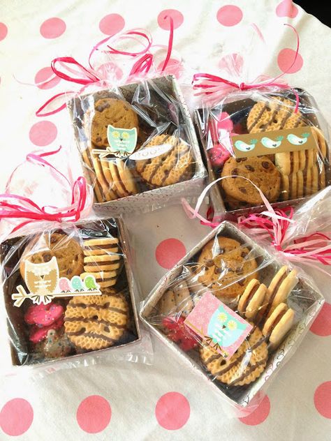 Desserts Box Gift, Box Dulces Ideas, Treat Boxes Ideas Cakes, Box Dulces, Box Dulce, Baked Goods Gift, Cookie Gift Packaging, Bake Sale Packaging, Christmas Cookie Box