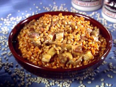 Get French Canadian (Not Boston) Baked Beans Recipe from Food Network Boston Baked Beans Recipe, Maple Baked Beans, Canadian Dishes, Canadian Cuisine, Baked Beans Recipe, Homemade Beans, Boston Baked Beans, Food For Special Event, Vegan Cheesecake Recipe